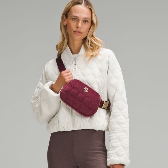 Lululemon Everywhere Belt Bag Quilted Velour Wine Berry Velvet Crossbody Bag NWT - Picture 4 of 9